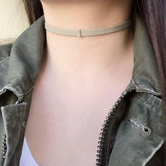 mini bar choker in yellow gold