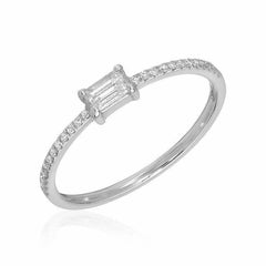 heirloom baguette center halfway diamond band in White gold