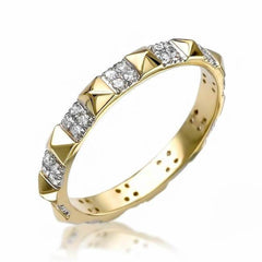 Pyramid eternity band in Yellow Gold